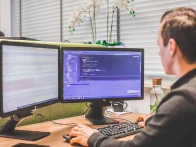 Een werknemer van Websteen aan het werk op kantoor