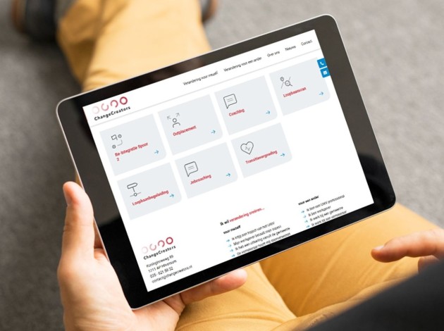 Tablet met de website van ChangeCreators in beeld