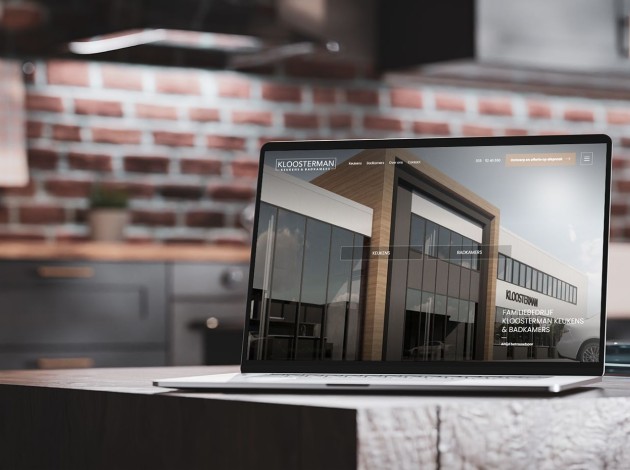 Laptop met de website van Kloosterman Keukens en Badkamers in beeld