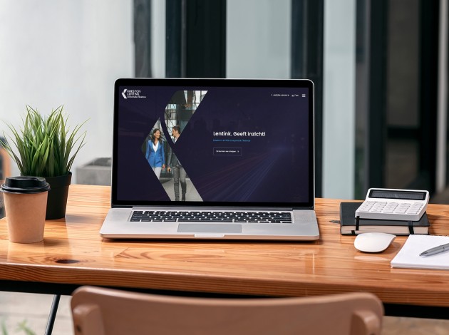 Laptop met de website van Kreston Lentink Corporate Finance in beeld