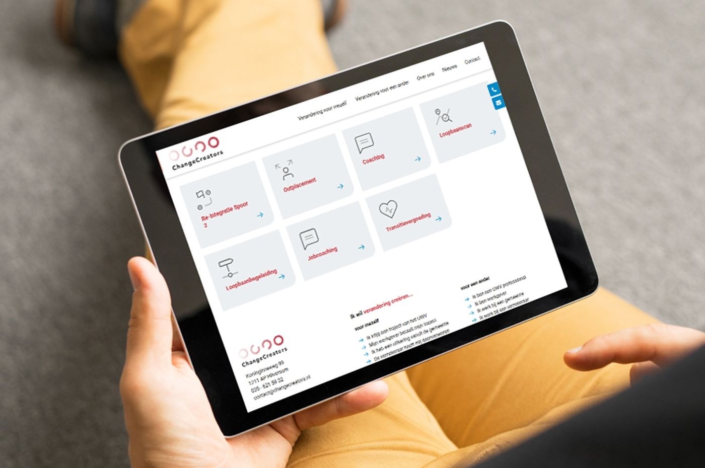 Tablet met de website van ChangeCreators in beeld