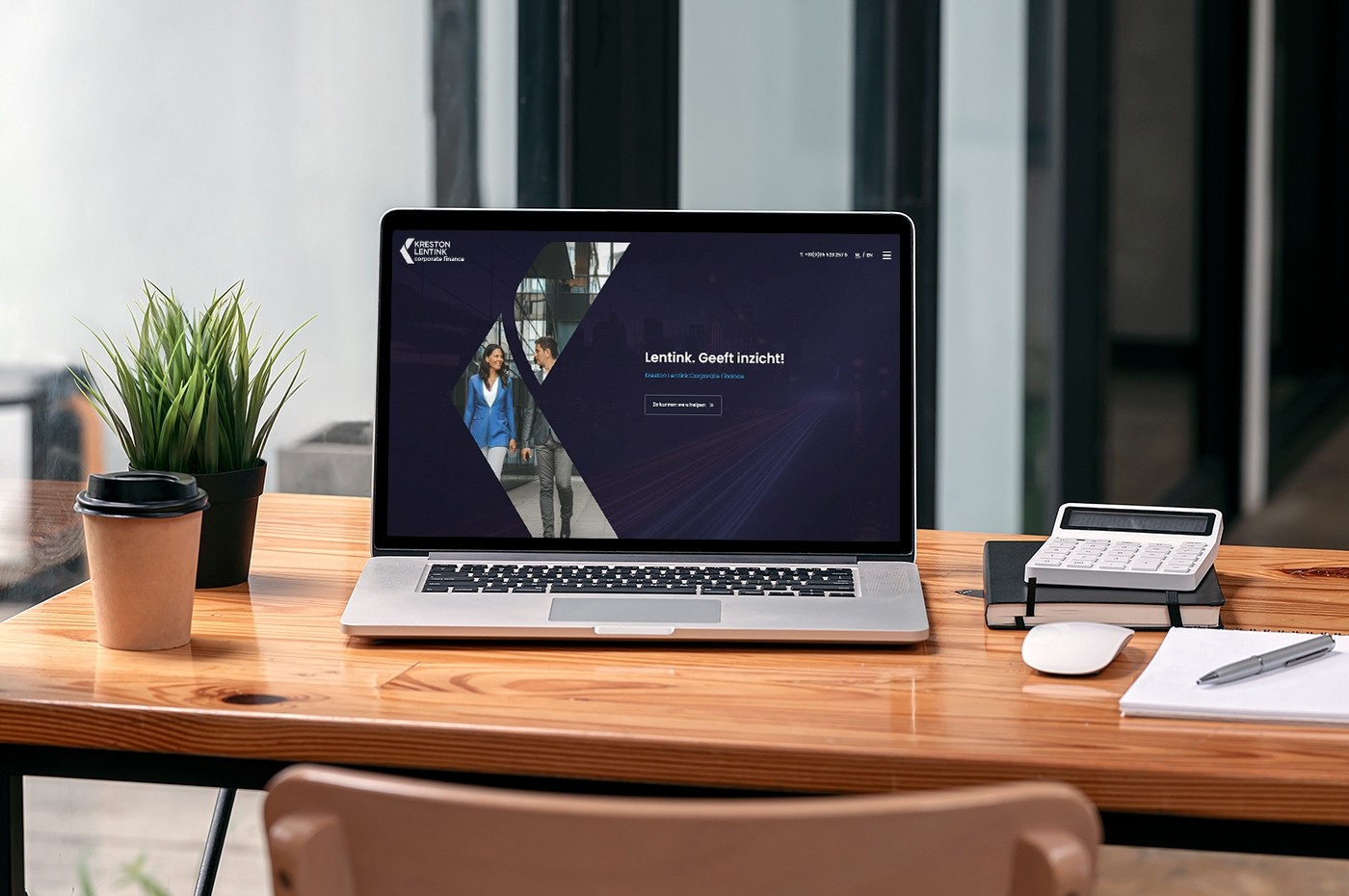 Laptop met de website van Kreston Lentink Corporate Finance in beeld