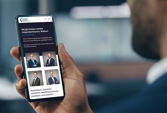 Website van Kreston Lentink Corporate Finance op een mobiele telefoon.