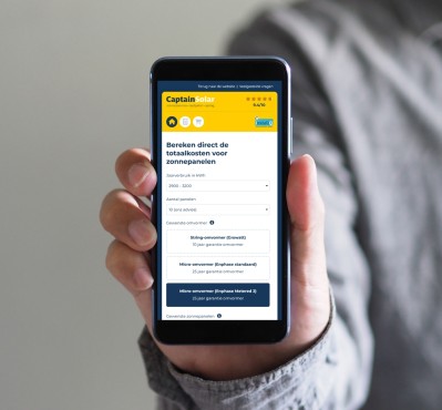 Website van captainsolar.nl op een mobiele telefoon.