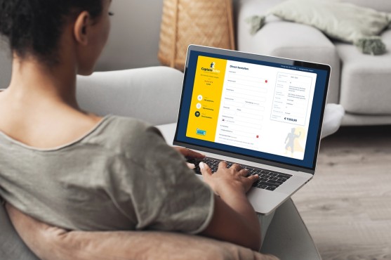 Website van captainsolar.nl op een laptop.