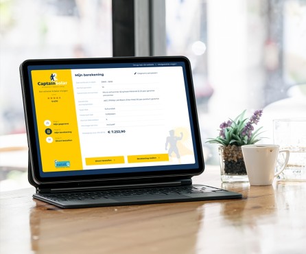 Website van captainsolar.nl op een laptop.