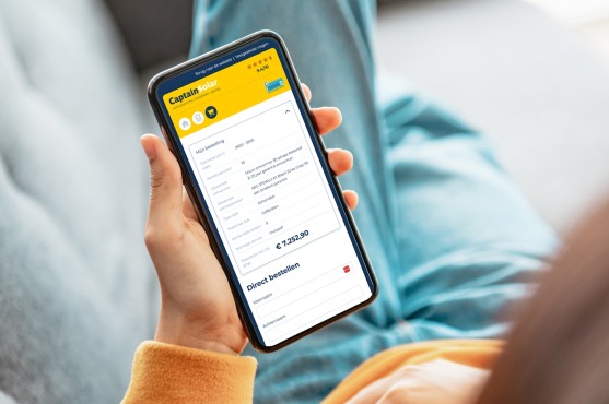 Website van captainsolar.nl op een mobiele telefoon.