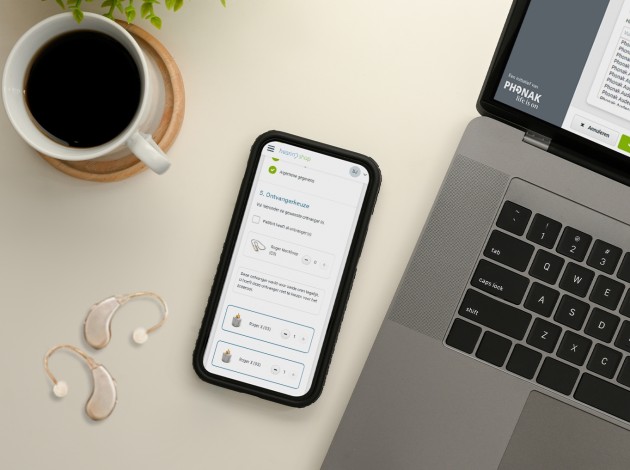 Iphone en macbook met de webapplicatie De Hearingshop in beeld