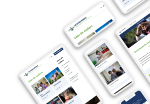 Laptop en telefoon met daarop de website van De Kleine Wereld
