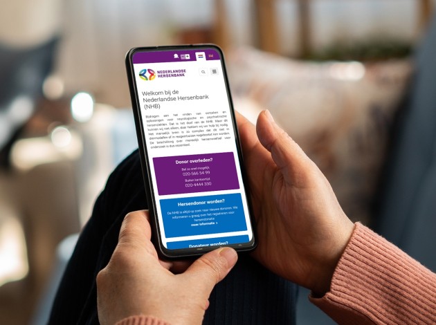 iPhone met de website van de Nederlandse Hersenbank in beeld