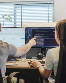 2 collega's die overleggen achter de computer