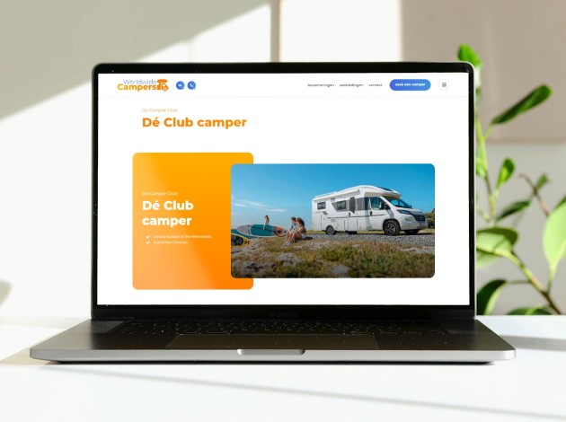 Macbook met de website van Worldwide campers in beeld