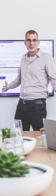 Dennis Jongeren die een presentatie geeft