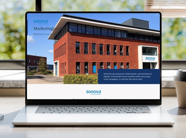 Afbeelding met laptop waarop de homepagin van marketingportaal van Sonova Nederland B.V. te zien is.