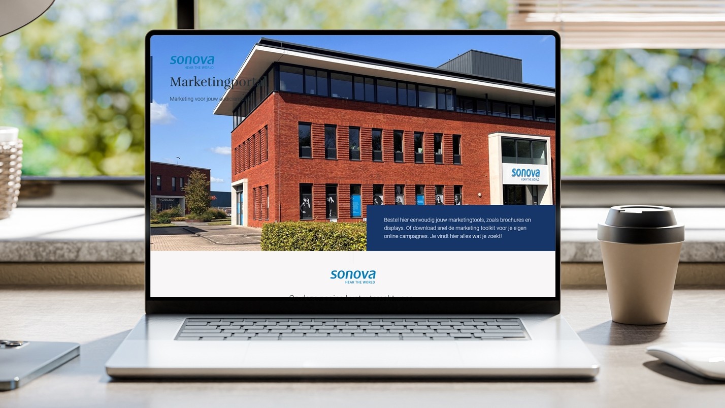 Afbeelding met laptop waarop de homepagin van marketingportaal van Sonova Nederland B.V. te zien is.
