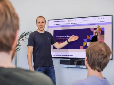 Een werknemer van Websteen die een presentatie geeft bij ons op kantoor