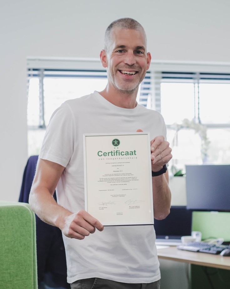 Dennis met het Waarmerk Drempelvrij certificaat in z'n hand