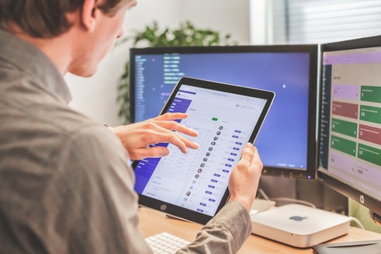 Koen werknemer van Websteen met een iPad in zijn hand