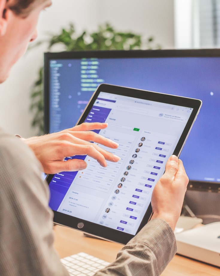 Koen werknemer van Websteen met een iPad in zijn hand