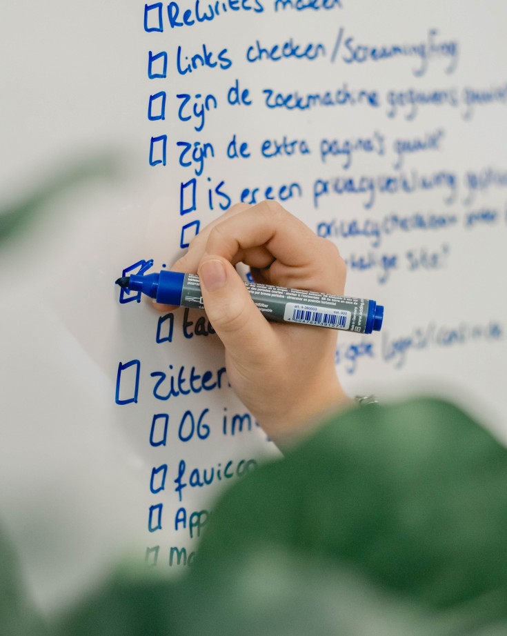 Aantekeningen op een whiteboard gemaakt door een werknemer van Websteen