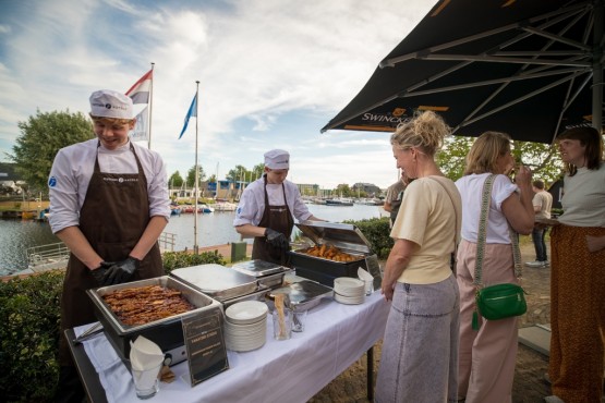 Mensen op het Websteen feest