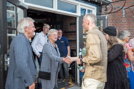 Mensen op het Websteen feest
