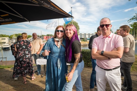 Mensen op het Websteen feest