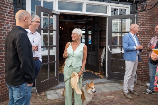 Mensen op het Websteen feest
