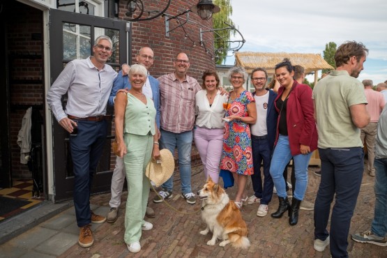 Mensen op het Websteen feest