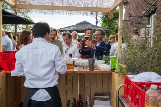 Mensen op het Websteen feest