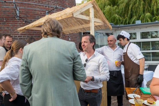 Mensen op het Websteen feest