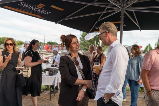 Mensen op het Websteen feest