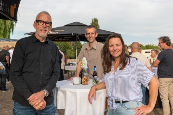 Mensen op het Websteen feest