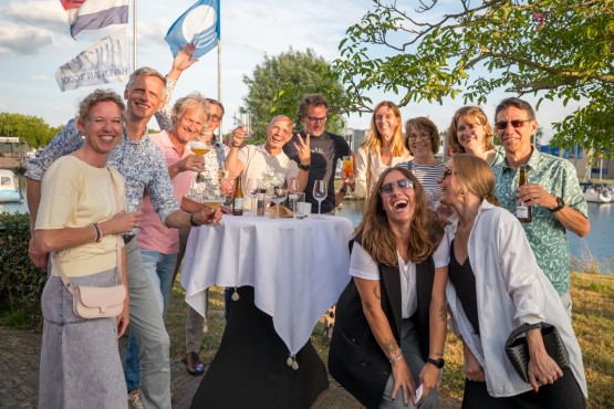 Mensen op het Websteen feest