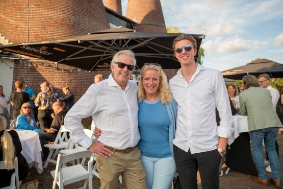 Mensen op het Websteen feest