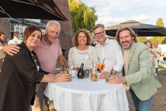 Mensen op het Websteen feest