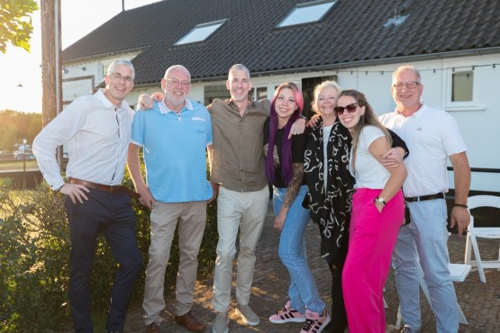 Mensen op het Websteen feest