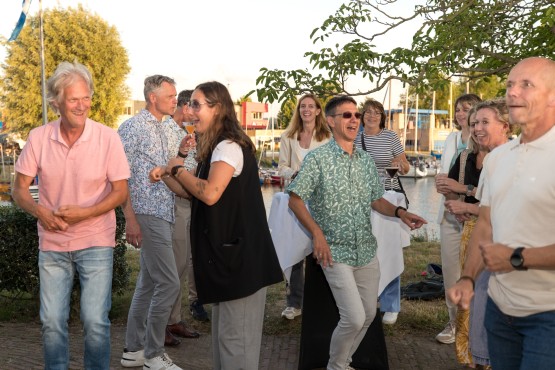 Mensen op het Websteen feest