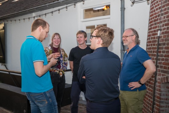 Mensen op het Websteen feest
