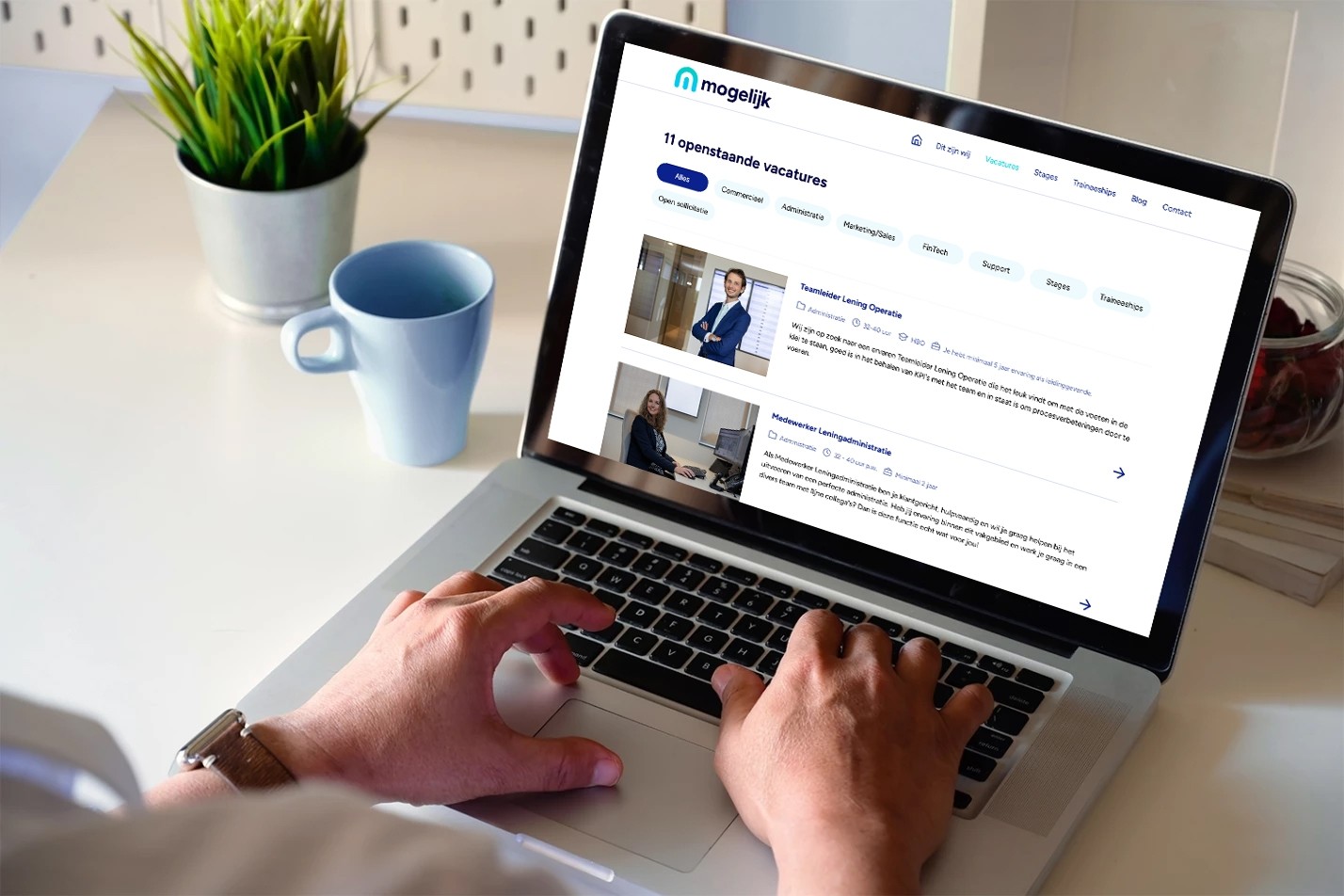 Laptop met de website van werken bij Mogelijk  in beeld