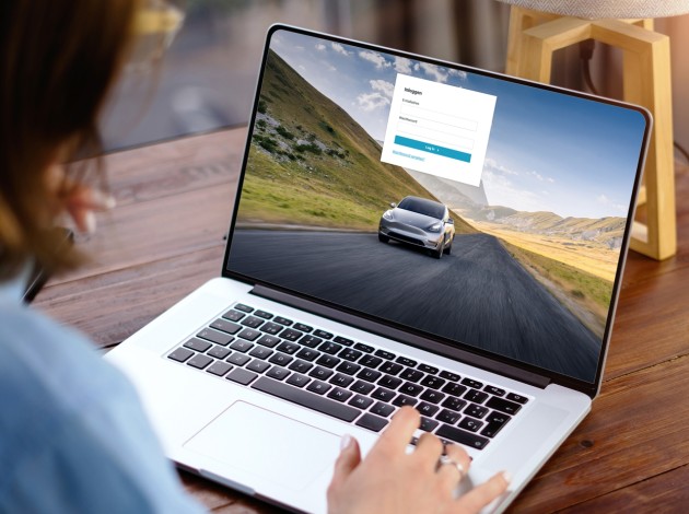 Een laptop met daarop de webapplicatie voor PrismaFleet afgebeeld