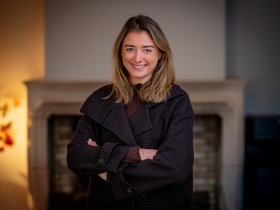 Portrait photo of marketing manager Ilse with her arms crossed