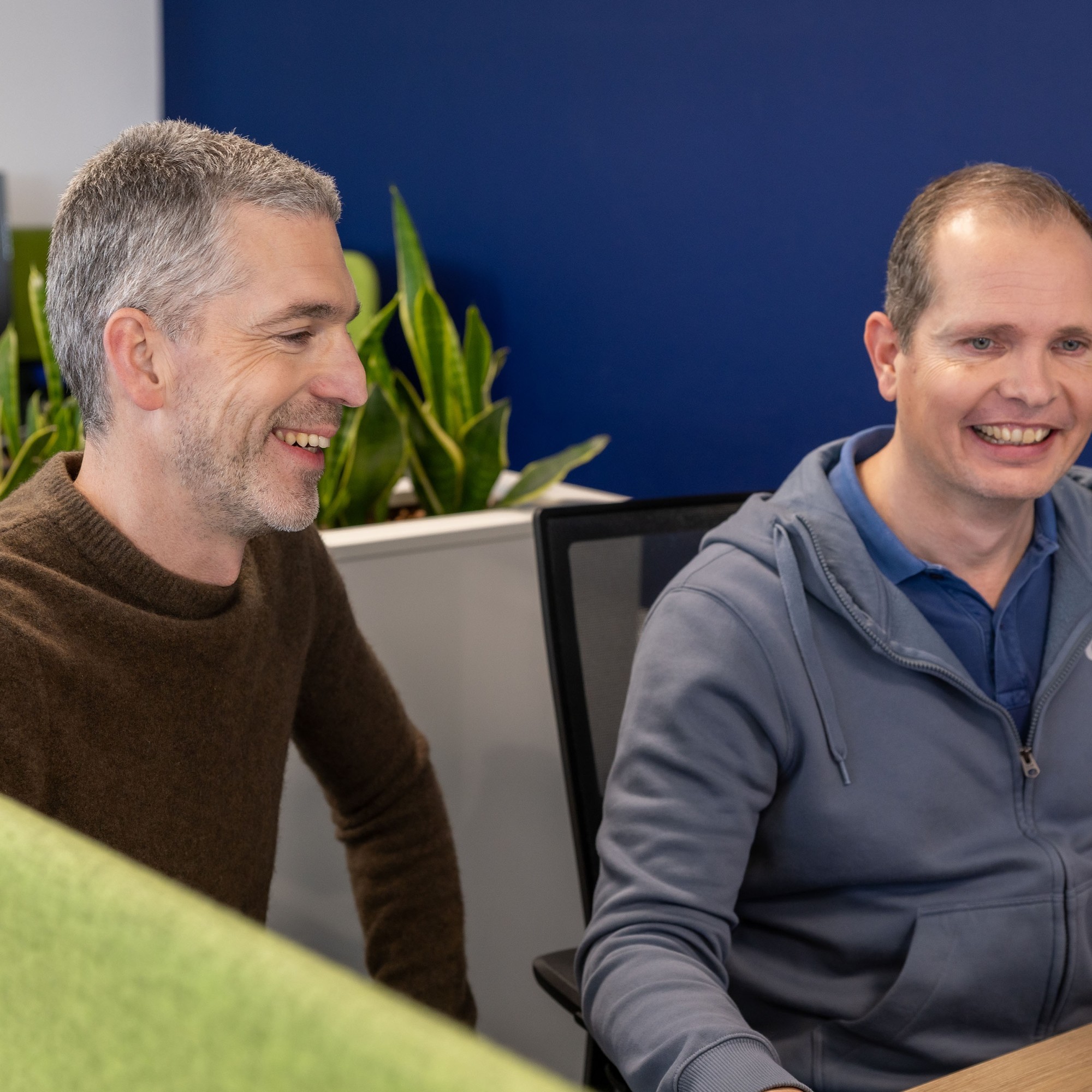 Dennis en Robert kijken allebei naar een pc scherm