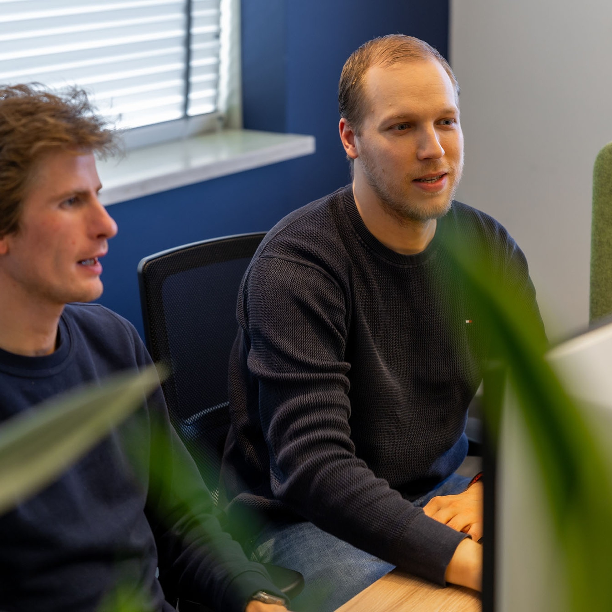 Koen en Wouter overleggen met elkaar